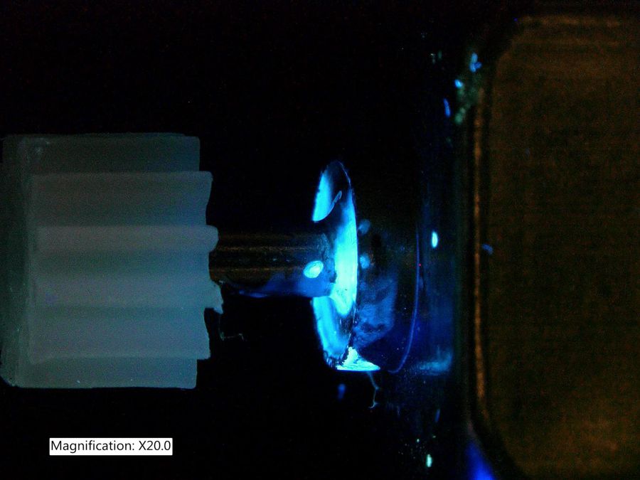 熒光適配器用于檢查電機軸上的環氧樹脂